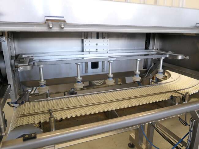 Tramper filling- and traysealing line