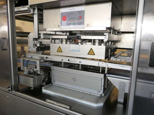 Tramper filling- and traysealing line