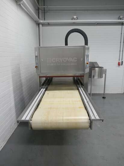 Cryovac belt vacuum machine