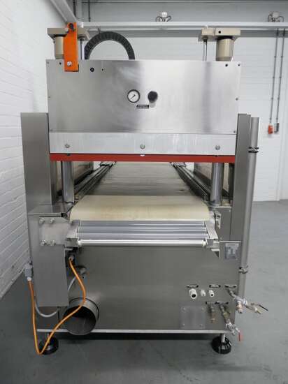 Cryovac belt vacuum machine